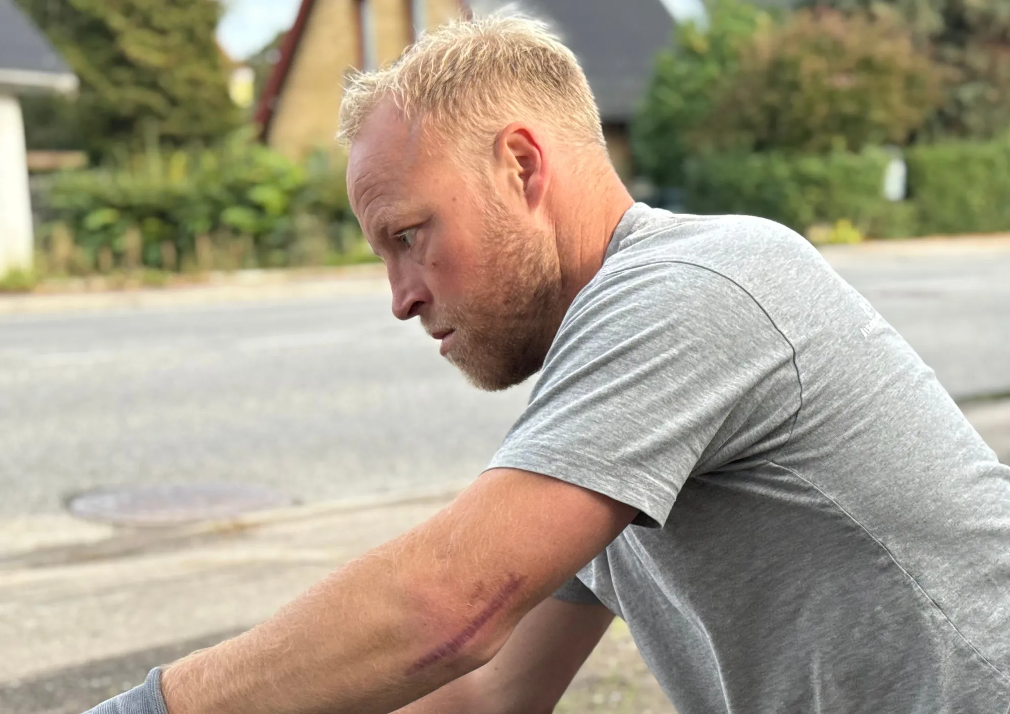 Benjamin fra Bents Byg koncentreret om sit tømrerarbejde
