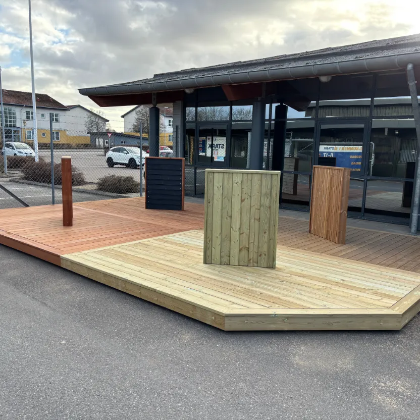 Udstillingsmodel bygget af Bents Byg hos STARK Nykøbing Sj. med forskellige terrassebrædder og beklædningsbrædder