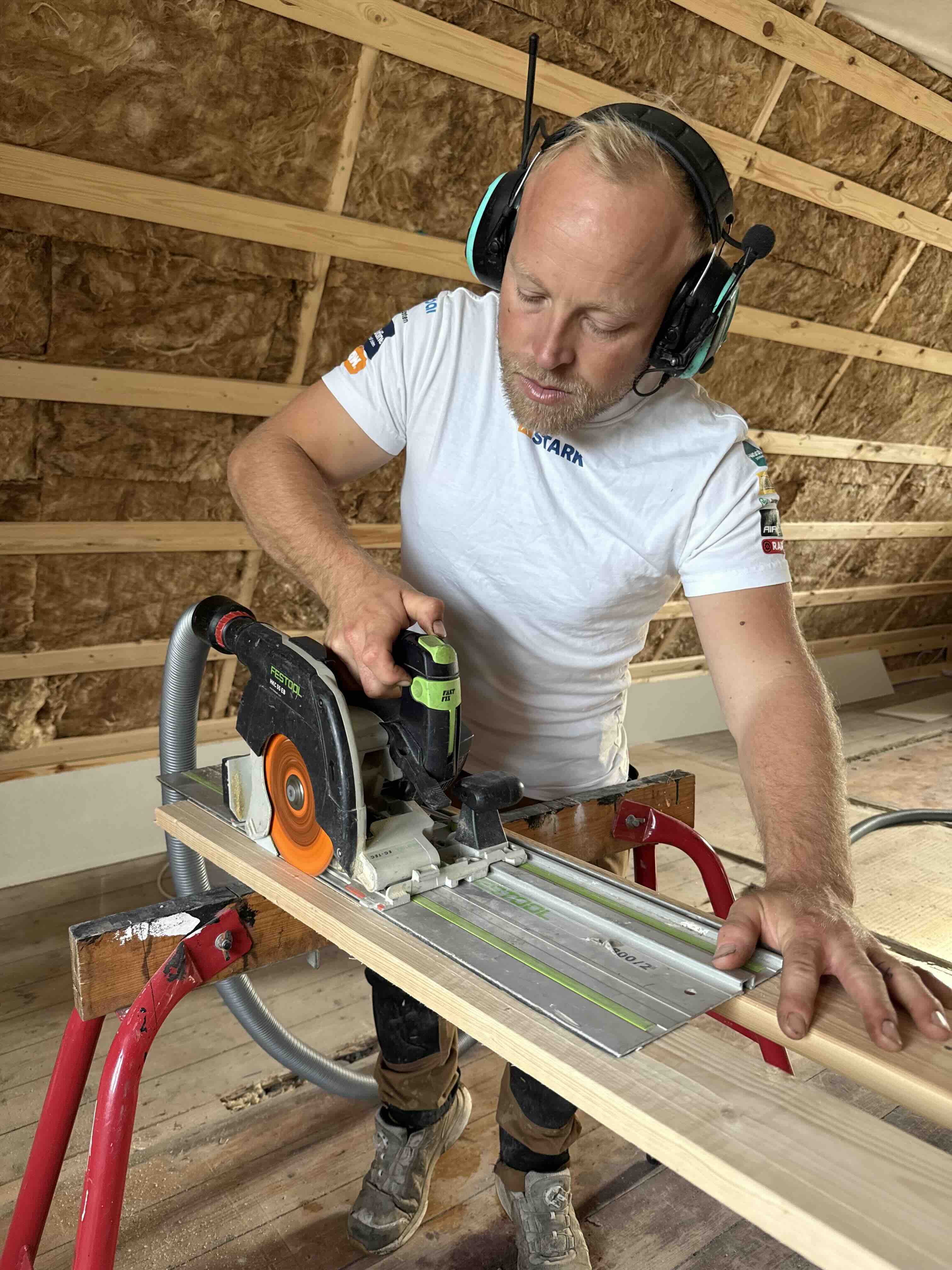Benjamin fra Bents Byg i gang med renovering og tømrerarbejde